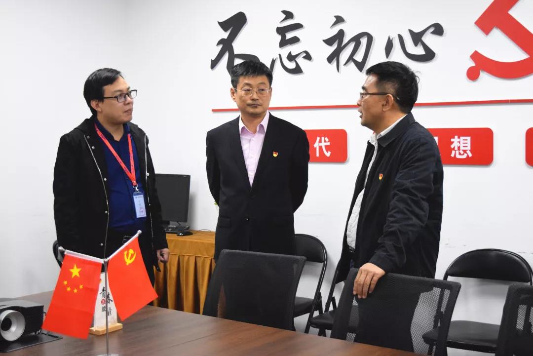 中共安陽市委網(wǎng)信辦主任路玉軍、副主任王曉萌等一行人蒞臨安陽青峰網(wǎng)絡(luò)指導(dǎo)工作