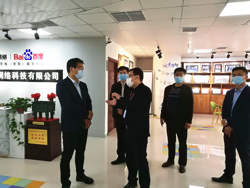 安陽(yáng)市商務(wù)局副局長(zhǎng)張躍勇，攜同天津伍創(chuàng)電子商務(wù)有限公司李富民一行蒞臨安陽(yáng)青峰網(wǎng)絡(luò)參觀指導(dǎo)??！